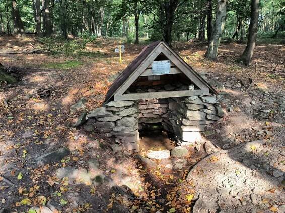 Výstup na Veľký Tribeč přes divoké dubové lesy, ve kterých se záhadně ztrácejí lidé – Vyraž na výlet!