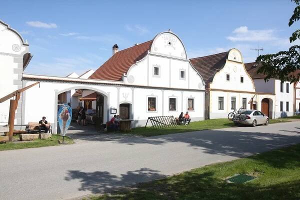 Top čtrnáctka. Vilu málem zničili vojáci, sloup stojí díky moru