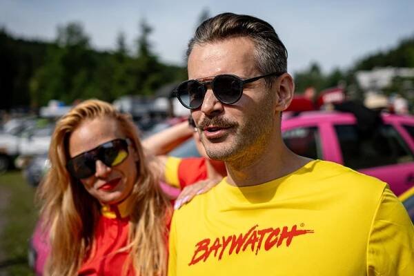Káry za pár korun a dvě Pamely. Na Bílé se to hemžilo vyladěnými auty Gumbalkan