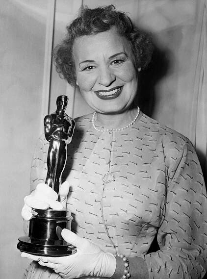 Shirley Booth poses with her Best Actress Oscar for 'Come Back, Little Sheba' during the 25th annual Academy Awards at RKO Pantages Theatre in L.A. on March 19, 1953