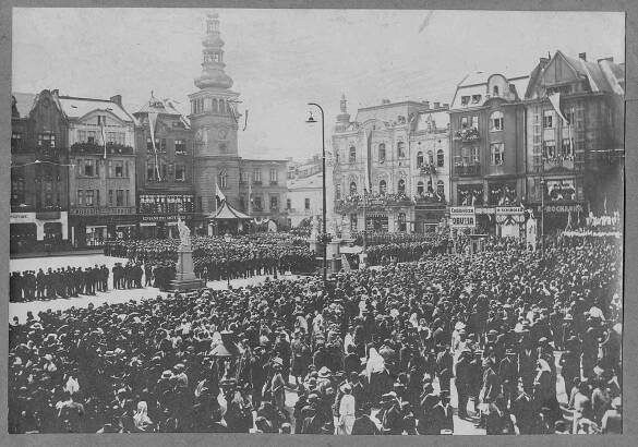 Někdejší hlavní, dnes Masarykovo náměstí v Ostravě (na fotografii z roku 1924).