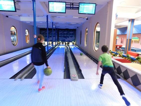 Bowling + Laser game - 4.C | Základní škola Broumovská, Liberec