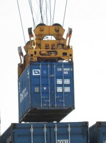 File:Container handling--6102【 Pictures taken in Japan 】.jpg - Wikimedia Commons