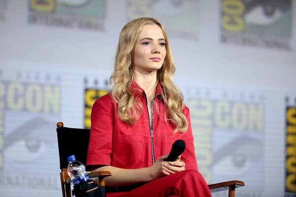 Soubor:Freya Allan (48417936966).jpg