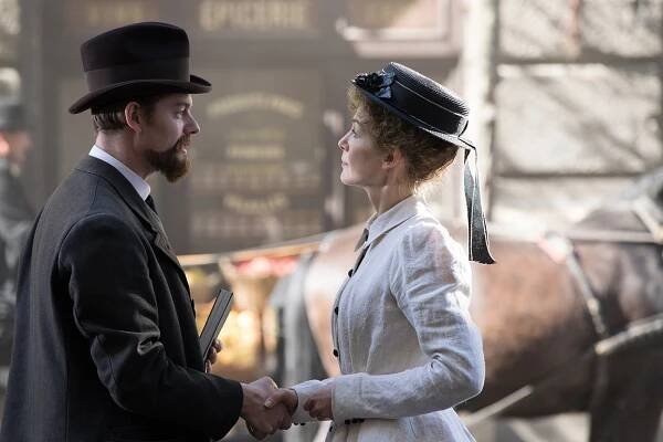Radioaktivita - Z filmu - Sam Riley, Rosamund Pike