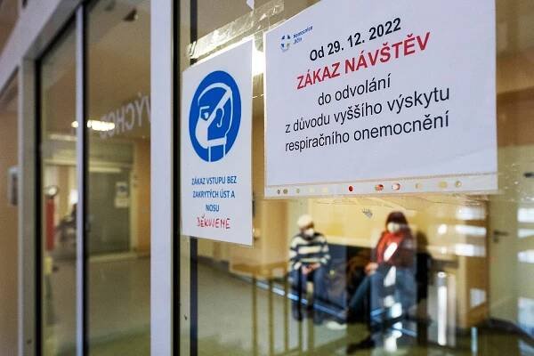 Česko drtí chřipka, vytěsňuje jiné viry. Nemocnice řeší problémy s lůžky