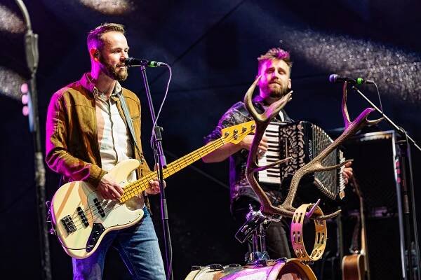 Kapela Jelen zahájila Krumlov Open Air 2024. Zaplnila Pivovarskou zahradu
