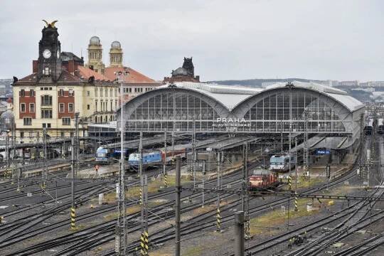 Železnice z letiště do centra Prahy by měla vést i na hlavní nádraží