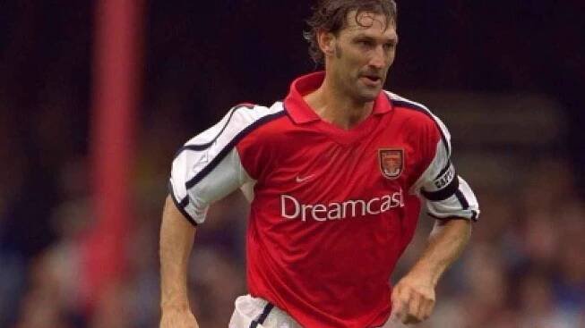 Legenda Arsenalu Tony Adams slaví padesátiny