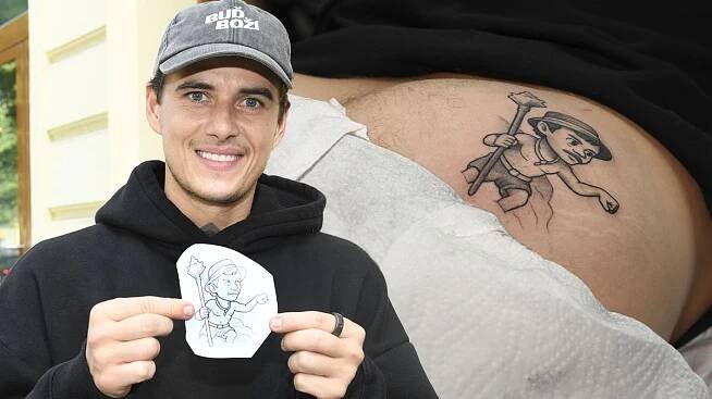 Jako ocejchovaná kráva! Moderátor Jakub Kotek prohrál šílenou sázku s Mikýřem. Na zadku má novou kérku