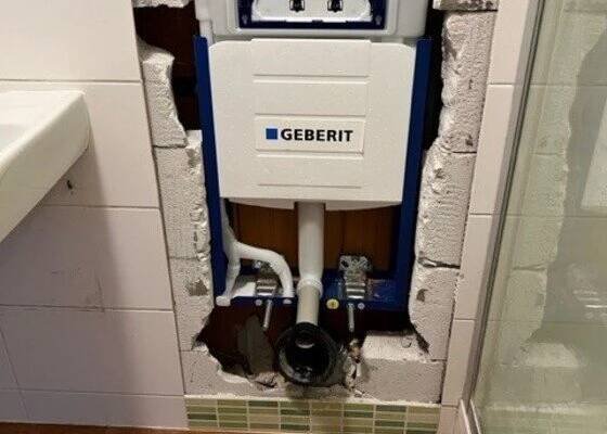 Instalatér mi vyměnil závěsné WC Geberit a potřebuji ho obezdít - stav před realizací