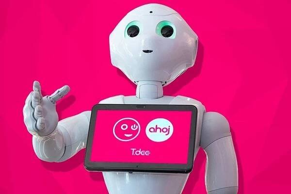 Vyrazte do prodejny T-Mobile v Praze na Chodově a pobavte se s robotem Pepper T-Dee