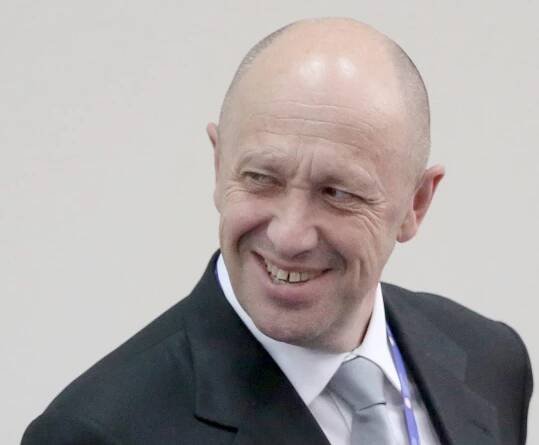 Jevgenij Prigožin (* 1. června 1961 Leningrad) absolvoval Petrohradskou státní chemicko-farmaceutickou akademii. Je ruský oligarcha z okruhu Vladimíra Putina, přezdívaný „Putinův šéfkuchař“. Vlastní síť restaurací, cateringovou firmu Concord Catering a firmu Concord Management Consulting, jejímž prostřednictvím řídí Agenturu pro výzkum internetu, která vede informační válku proti Západu. Vede žoldnéřskou Wagnerovou skupinou. ▬ V březnu 2021 ho FBI zařadila na svůj seznam nejhledanějších zločinců a vypsala odměnu 250 000 dolarů na jeho dopadení a zatčení. Evropská unie ho v roce 2020 potrestala zmrazením majetku za porušování zbraňového embarga v Libyi a Tribunál Evropské unie potvrdil, že důkazy o Prigožinově spojení s žoldnéřskou Wagnerovou skupinou jsou dostatečné. ▬ Po předčasně ukončené vojenské vzpouře v Rusku 24. června 2023 se měl uchýlit do Běloruska.