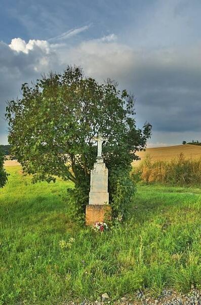 Soubor:Kříž u cesty na Melkov, Okrouhlá, okres Blansko.jpg