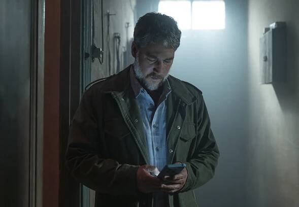 Atrapados S1.  Alberto Ammann as Leo in Atrapados S1. Cr. Cleo Bouza / Netflix ©2025