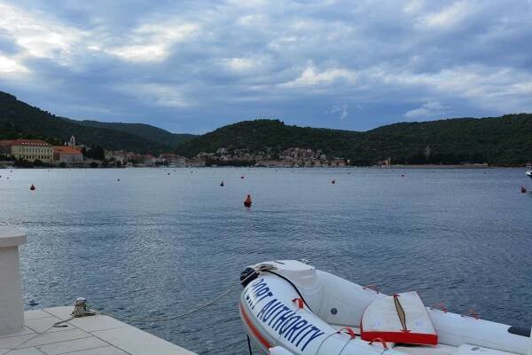Contact us – Vis Central – učenička zadruga Bravura, otok Vis