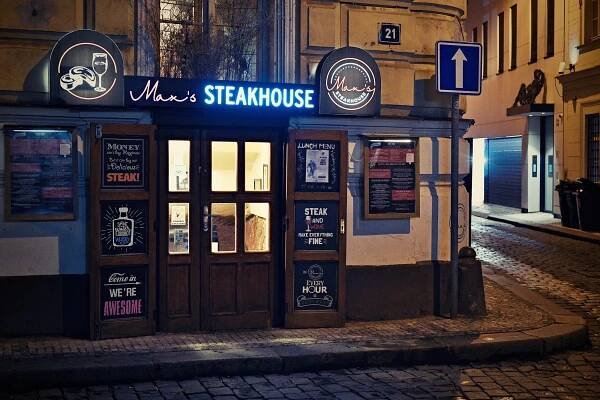 Steakové menu pro dva: křídla, rump steak a rib-eye z býka Black Angus, přílohy, omáčky a sladký dezert