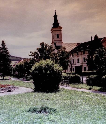 Pohled na kostel ze severovýchodu přes Mariánské náměstí
