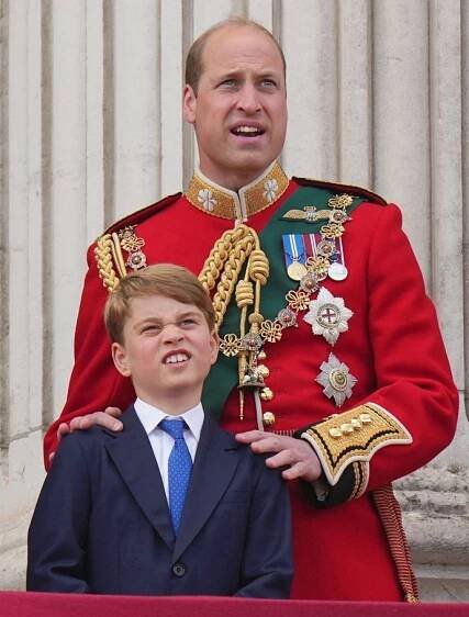 Princ George s tátou Williamem během květnové korunovace dědy Karla III.