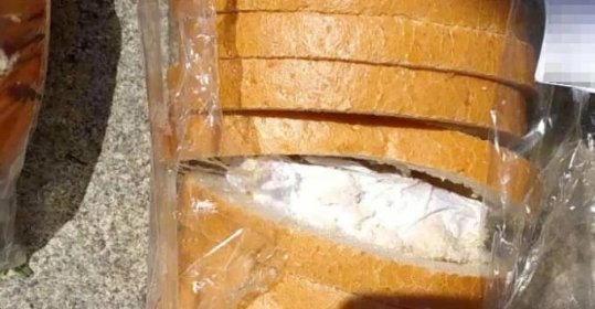 Muž si do chleba schoval 50 gramů pervitinu. Hrozí mu až 10 let