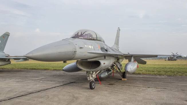 General Dynamics F-16BM Fighting Falcon : General Dynamics