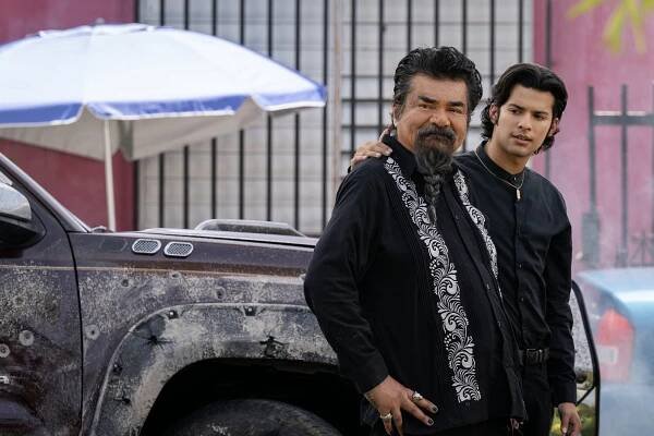 George Lopez, Xolo Maridueña - Blue Beetle - Z filmu