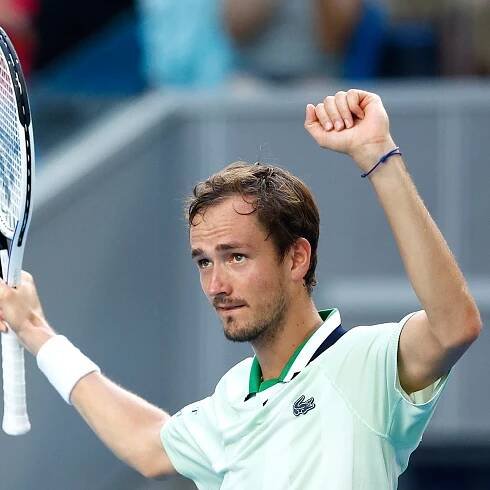 Daniil Medvedev survives but Aryna Sabalenka ousted on marathon Australian Open day