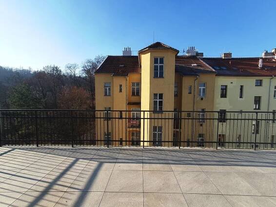 Ateliér 2+kk 40m2 se střešní terasou 30m2 a vlastním parkovacím stáním před domem, Praha 5 - Smíchov | PRAGUE REALITY, s