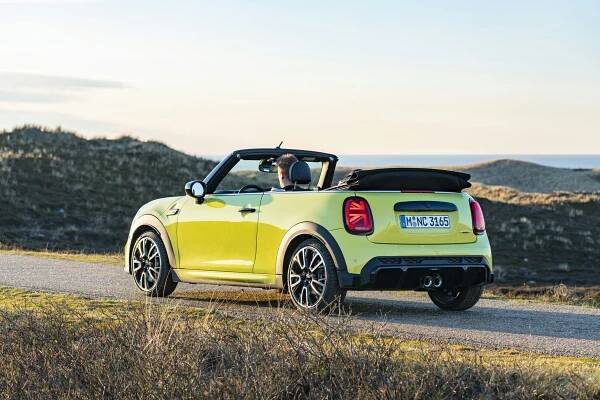 MINI CABRIO (F57) | ŽIVOT SE OTEVÍRÁ. | BMW invelt Praha |…
