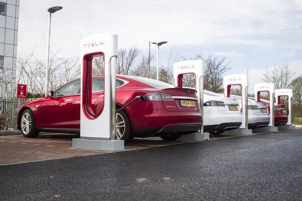 auto elektromobily Tesla Model S od Tesla Motors u nabíjecích stanic Supercharger