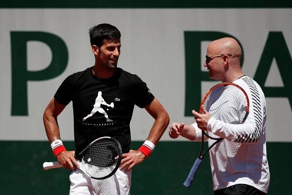 Agassi bude s Djokovičem pokračovat, dál bez odměny