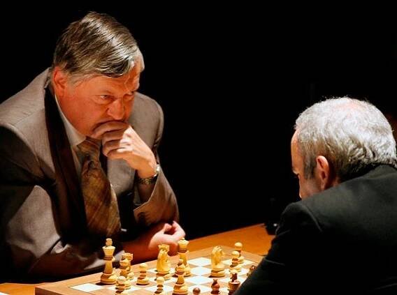 Šachový velmistr Karpov záhadně upadl v Moskvě, s poraněním mozku bojuje o život