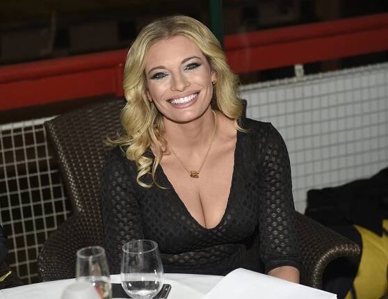 Spodní prádlo i zadeček, vidět bylo všechno. Průsvitné šaty Lucie Borhyové nic nezakryly