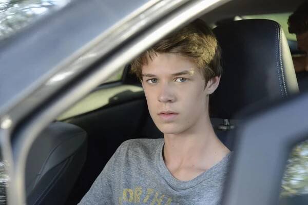 Pod kupolí - Podej čertu prst - Z filmu - Colin Ford