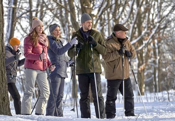 Baby, It's Cold Inside - Z filmu - Kathryn Kohut, Jocelyn Hudon, Steve Lund, Randy Thomas