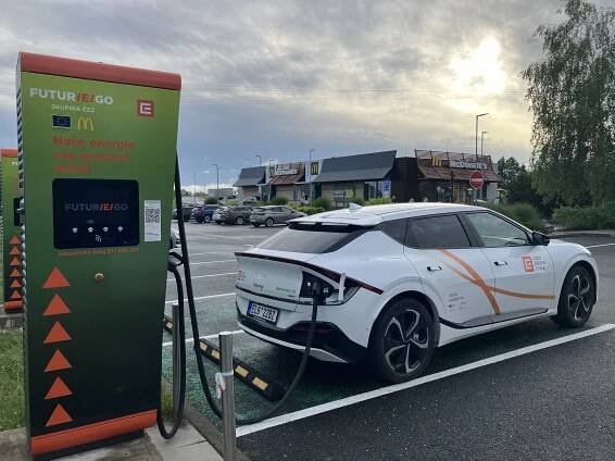 Dobíjecích stanic pro elektroauta přibývá, ČEZ jich letos postavil téměř sto