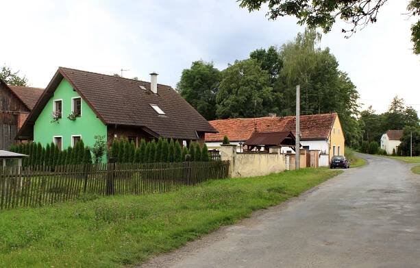 Soubor:Ves Touškov, Mířovice, road to Honezovice.jpg