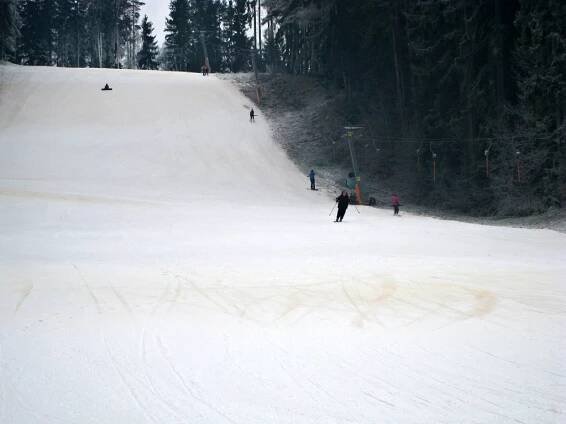 Zpráva pro lyžaře: Ski areál Máchovka je stále v provozu
