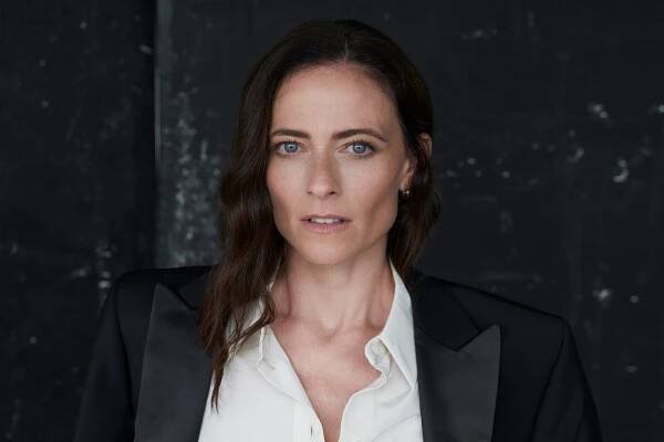 LARA PULVER