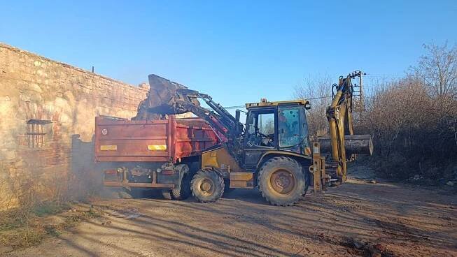 Zemní a výkopové práce traktorbagrem Caterpillar za 900 Kč Nalžovské Hory, Nalžovy Machinery-KM • Firmy.cz