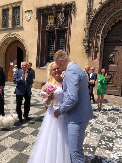 Nevěsta byla štěstím bez sebe.