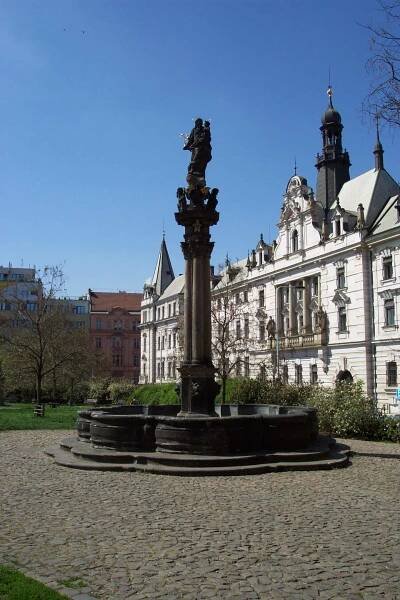 Praha, Karlovo náměstí, sloup.JPG