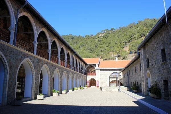 Soubor:Kykkos Monastery Courtyard 1.JPG