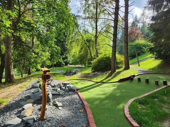 Vstup na 18jamkový adventure minigolf pro děti, dospělé i celou rodinu