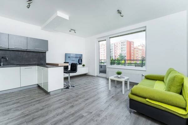 PRONAJMUTO – Prostorný a funkční byt 2kk s parkovacím stáním a balkónem - Next Reality Exclusive