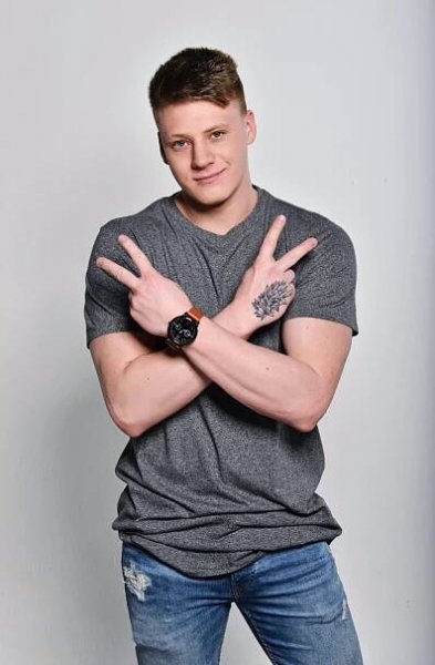 Jan Svěcený se do domu nedaleko Berouna také nastěhuje.