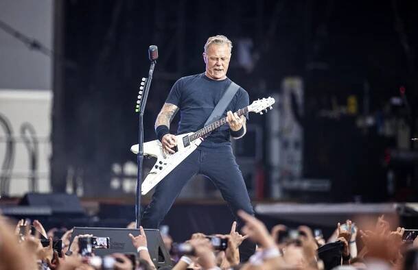Obrazem: Hrají přes 40 let a pořád umí překvapit. Metallica to v Praze rozjela