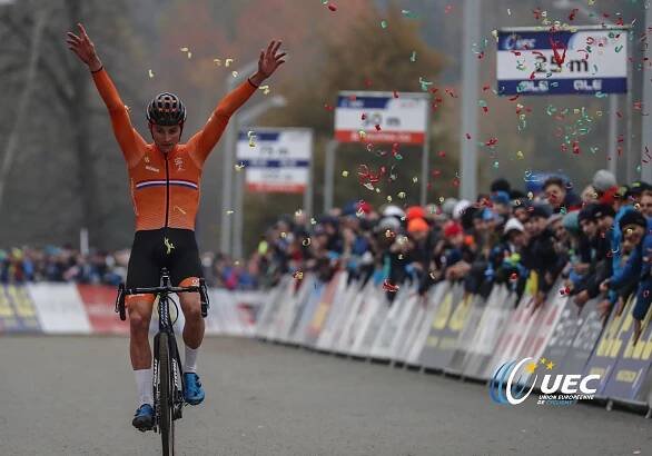 #49 Jazdil Cancellara s motorom? Van der Poel ničí konkurenciu aj bez neho - Cyklonews.sk