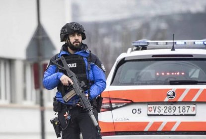 Vo Švajčiarsku zajal muž so sekerou cestujúcich, polícia ho zastrelila