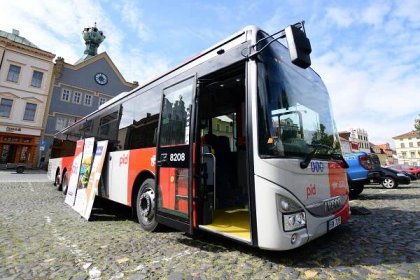Na linku z Litoměřic do Prahy vyjely větší autobusy. Cesta má být komfortnější